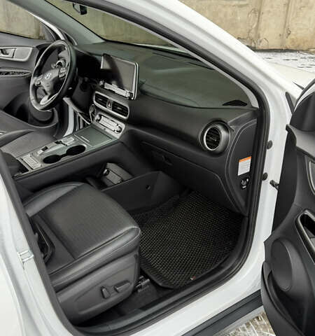 Белый Хендай Kona, объемом двигателя 0 л и пробегом 43 тыс. км за 19000 $, фото 4 на Automoto.ua