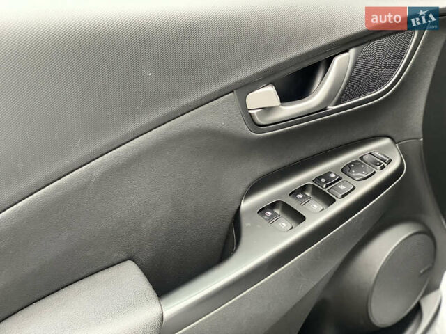 Белый Хендай Kona, объемом двигателя 1.59 л и пробегом 43 тыс. км за 20490 $, фото 22 на Automoto.ua