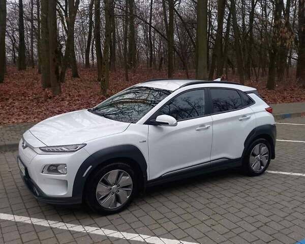 Білий Хендай Kona, об'ємом двигуна 0 л та пробігом 93 тис. км за 18950 $, фото 1 на Automoto.ua