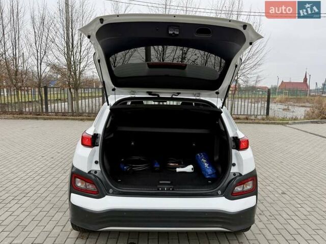 Белый Хендай Kona, объемом двигателя 0 л и пробегом 115 тыс. км за 17250 $, фото 98 на Automoto.ua