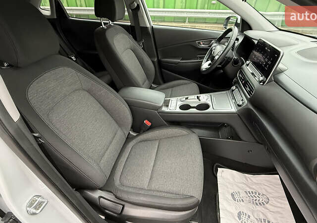 Белый Хендай Kona, объемом двигателя 0 л и пробегом 70 тыс. км за 16950 $, фото 58 на Automoto.ua