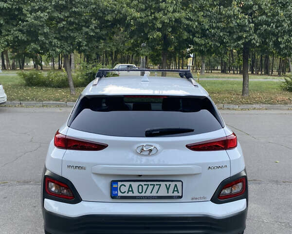 Белый Хендай Kona, объемом двигателя 0 л и пробегом 64 тыс. км за 18900 $, фото 5 на Automoto.ua