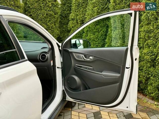 Белый Хендай Kona, объемом двигателя 0 л и пробегом 70 тыс. км за 17700 $, фото 25 на Automoto.ua