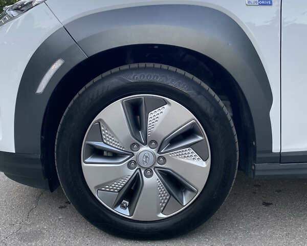 Белый Хендай Kona, объемом двигателя 0 л и пробегом 64 тыс. км за 18900 $, фото 8 на Automoto.ua