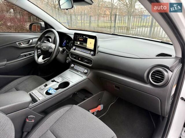 Белый Хендай Kona, объемом двигателя 0 л и пробегом 115 тыс. км за 17250 $, фото 77 на Automoto.ua