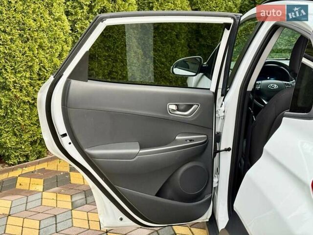 Белый Хендай Kona, объемом двигателя 0 л и пробегом 70 тыс. км за 17700 $, фото 21 на Automoto.ua