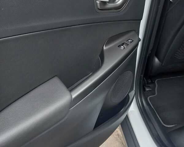 Білий Хендай Kona, об'ємом двигуна 0 л та пробігом 93 тис. км за 18950 $, фото 10 на Automoto.ua