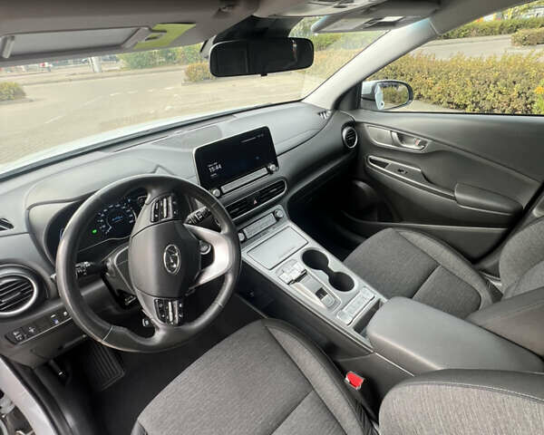 Белый Хендай Kona, объемом двигателя 0 л и пробегом 102 тыс. км за 15500 $, фото 14 на Automoto.ua
