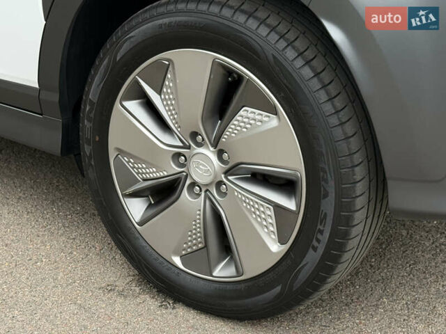 Білий Хендай Kona, об'ємом двигуна 0 л та пробігом 95 тис. км за 18150 $, фото 122 на Automoto.ua