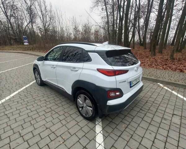 Білий Хендай Kona, об'ємом двигуна 0 л та пробігом 93 тис. км за 18950 $, фото 74 на Automoto.ua