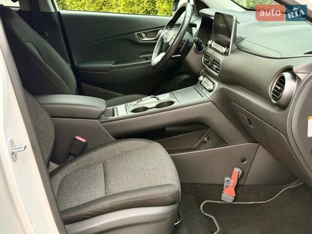 Белый Хендай Kona, объемом двигателя 0 л и пробегом 70 тыс. км за 17700 $, фото 26 на Automoto.ua