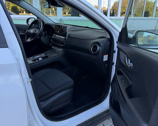 Білий Хендай Kona, об'ємом двигуна 0 л та пробігом 92 тис. км за 17200 $, фото 27 на Automoto.ua