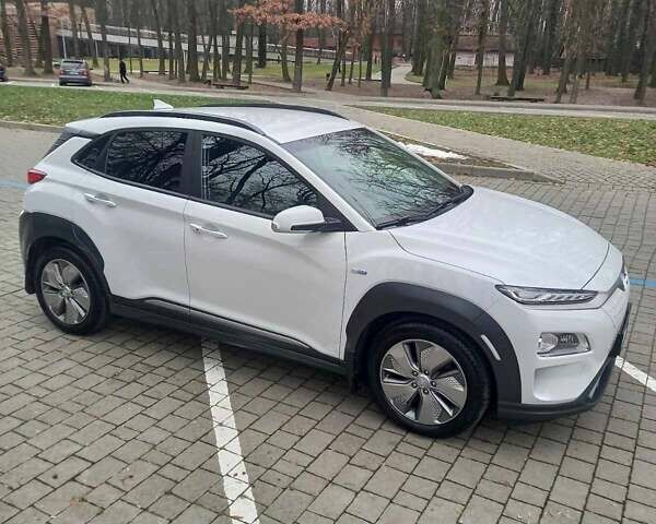 Білий Хендай Kona, об'ємом двигуна 0 л та пробігом 93 тис. км за 18950 $, фото 58 на Automoto.ua