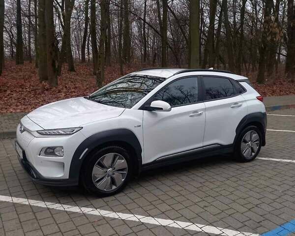 Білий Хендай Kona, об'ємом двигуна 0 л та пробігом 93 тис. км за 18950 $, фото 46 на Automoto.ua