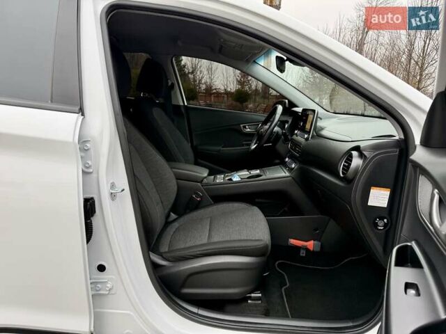 Белый Хендай Kona, объемом двигателя 0 л и пробегом 115 тыс. км за 17250 $, фото 73 на Automoto.ua