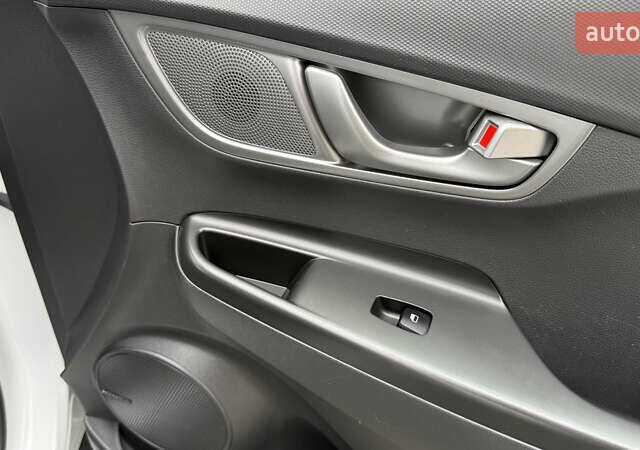 Белый Хендай Kona, объемом двигателя 0 л и пробегом 70 тыс. км за 16950 $, фото 55 на Automoto.ua