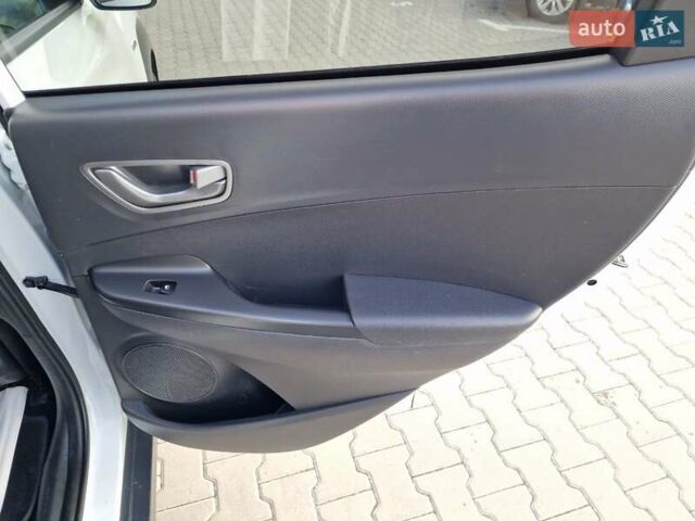 Белый Хендай Kona, объемом двигателя 0 л и пробегом 70 тыс. км за 16500 $, фото 39 на Automoto.ua