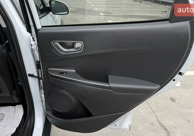 Белый Хендай Kona, объемом двигателя 0 л и пробегом 70 тыс. км за 16950 $, фото 49 на Automoto.ua