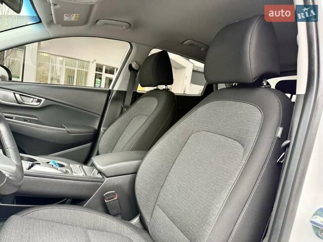 Белый Хендай Kona, объемом двигателя 0 л и пробегом 115 тыс. км за 17250 $, фото 48 на Automoto.ua