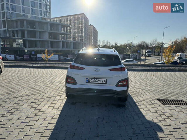 Білий Хендай Kona, об'ємом двигуна 0 л та пробігом 64 тис. км за 17500 $, фото 5 на Automoto.ua