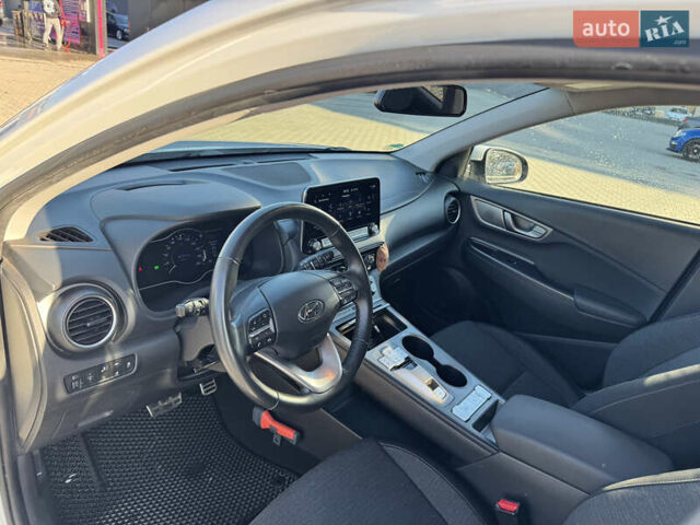 Білий Хендай Kona, об'ємом двигуна 0 л та пробігом 64 тис. км за 17500 $, фото 6 на Automoto.ua