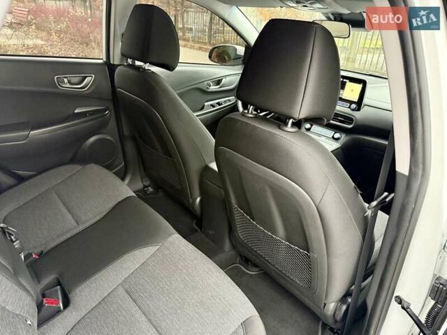 Белый Хендай Kona, объемом двигателя 0 л и пробегом 115 тыс. км за 17250 $, фото 87 на Automoto.ua