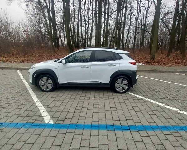 Білий Хендай Kona, об'ємом двигуна 0 л та пробігом 93 тис. км за 18950 $, фото 78 на Automoto.ua