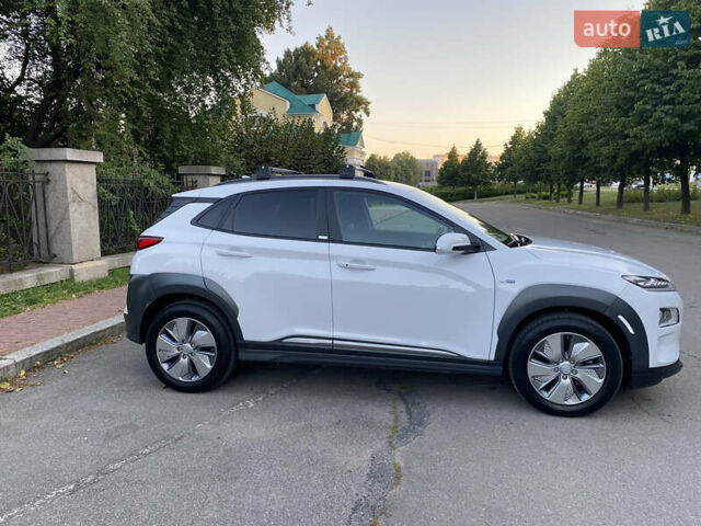 Белый Хендай Kona, объемом двигателя 0 л и пробегом 64 тыс. км за 18900 $, фото 3 на Automoto.ua
