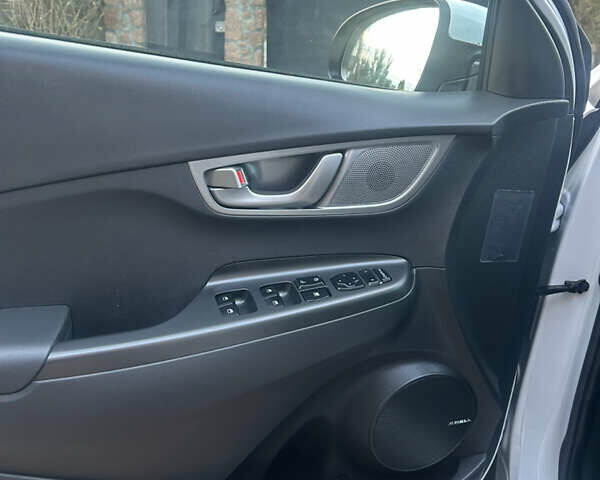 Белый Хендай Kona, объемом двигателя 0 л и пробегом 109 тыс. км за 16396 $, фото 16 на Automoto.ua