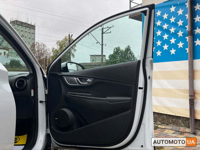 Білий Хендай Kona, об'ємом двигуна 39 л та пробігом 46 тис. км за 16999 $, фото 29 на Automoto.ua