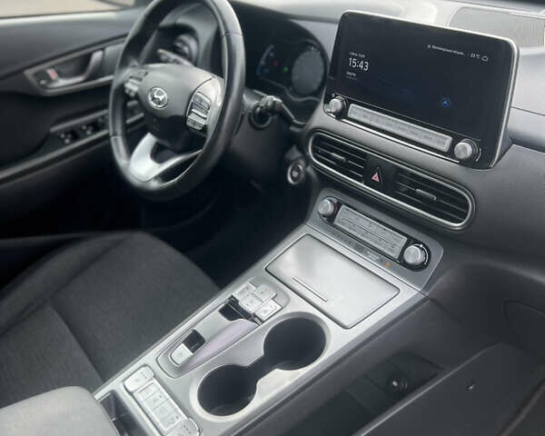 Белый Хендай Kona, объемом двигателя 0 л и пробегом 102 тыс. км за 15500 $, фото 13 на Automoto.ua