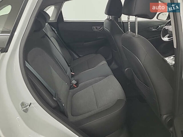 Білий Хендай Kona, об'ємом двигуна 0 л та пробігом 110 тис. км за 15999 $, фото 4 на Automoto.ua