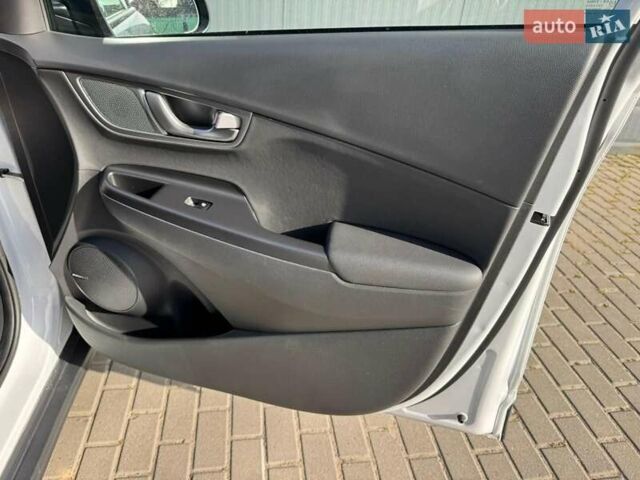 Белый Хендай Kona, объемом двигателя 0 л и пробегом 71 тыс. км за 18900 $, фото 3 на Automoto.ua