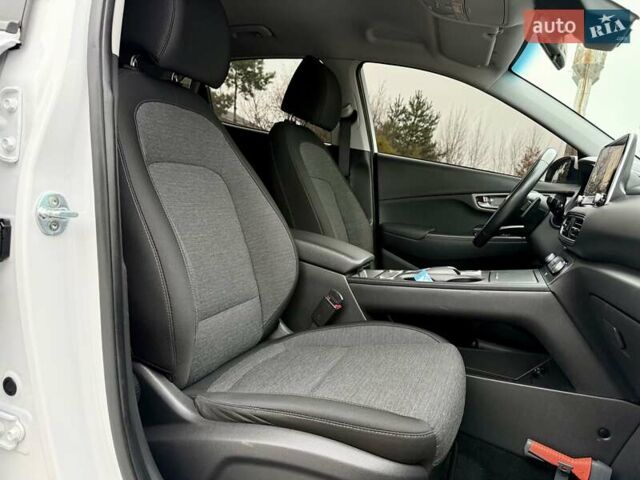 Белый Хендай Kona, объемом двигателя 0 л и пробегом 115 тыс. км за 17250 $, фото 74 на Automoto.ua