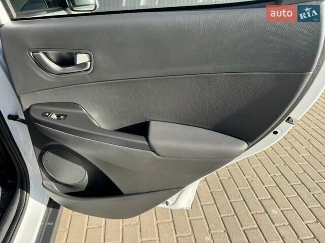 Белый Хендай Kona, объемом двигателя 0 л и пробегом 71 тыс. км за 18900 $, фото 36 на Automoto.ua