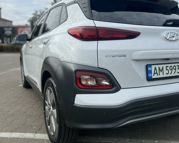 Белый Хендай Kona, объемом двигателя 0 л и пробегом 102 тыс. км за 15500 $, фото 6 на Automoto.ua