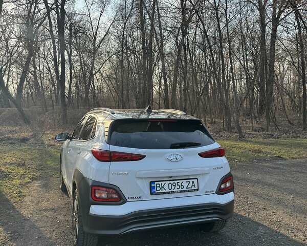 Белый Хендай Kona, объемом двигателя 0 л и пробегом 39 тыс. км за 17800 $, фото 7 на Automoto.ua