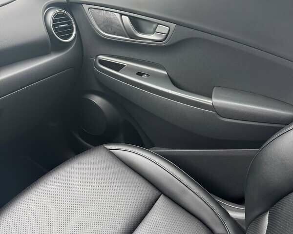 Белый Хендай Kona, объемом двигателя 0 л и пробегом 39 тыс. км за 17800 $, фото 2 на Automoto.ua