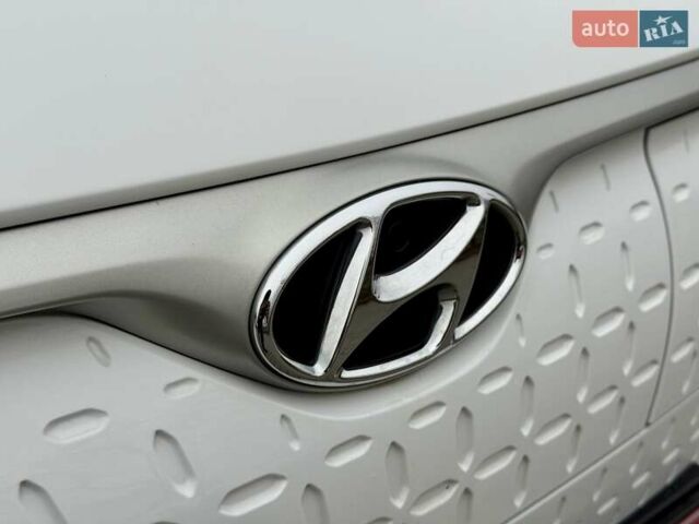 Белый Хендай Kona, объемом двигателя 0 л и пробегом 115 тыс. км за 17250 $, фото 24 на Automoto.ua