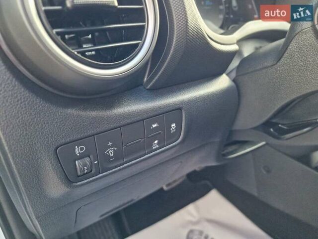 Белый Хендай Kona, объемом двигателя 0 л и пробегом 70 тыс. км за 16500 $, фото 24 на Automoto.ua