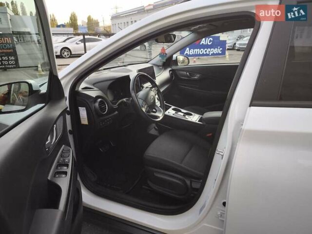Белый Хендай Kona, объемом двигателя 0 л и пробегом 129 тыс. км за 17777 $, фото 36 на Automoto.ua