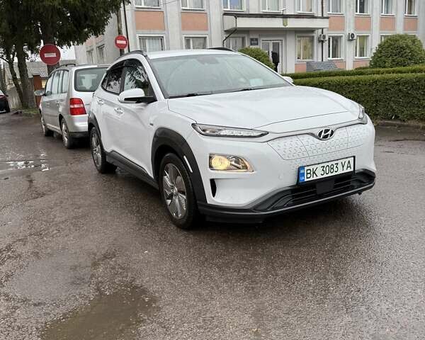 Білий Хендай Kona, об'ємом двигуна 0 л та пробігом 121 тис. км за 17500 $, фото 3 на Automoto.ua