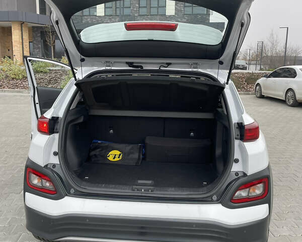 Білий Хендай Kona, об'ємом двигуна 0 л та пробігом 110 тис. км за 17300 $, фото 8 на Automoto.ua