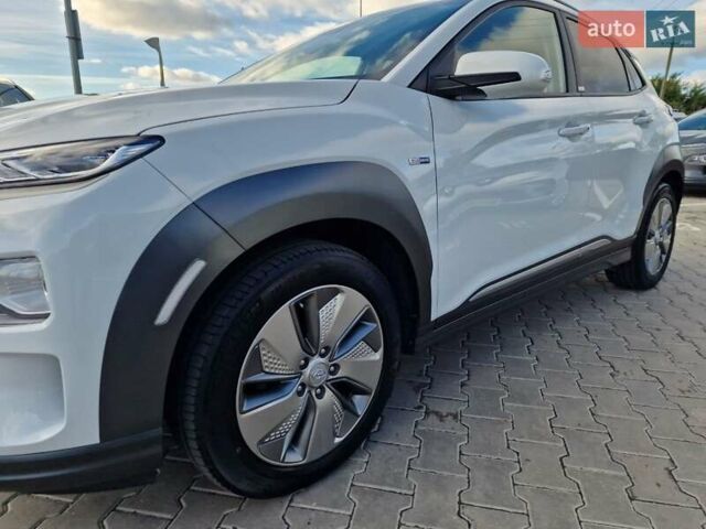 Белый Хендай Kona, объемом двигателя 0 л и пробегом 70 тыс. км за 16500 $, фото 1 на Automoto.ua