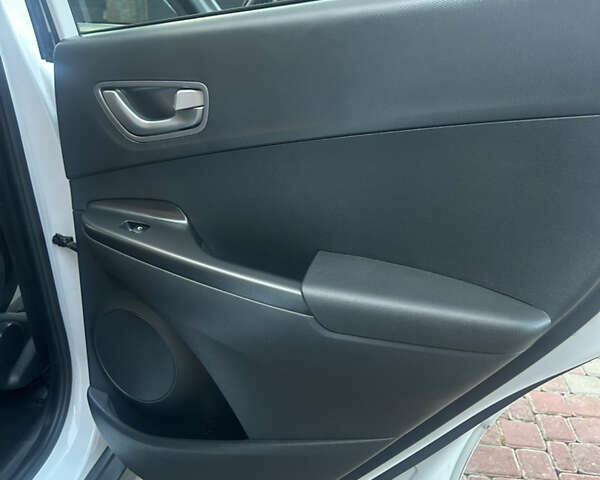 Белый Хендай Kona, объемом двигателя 0 л и пробегом 109 тыс. км за 16396 $, фото 18 на Automoto.ua