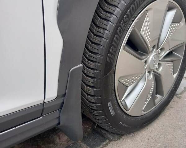 Білий Хендай Kona, об'ємом двигуна 0 л та пробігом 93 тис. км за 18950 $, фото 50 на Automoto.ua