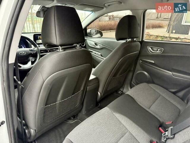 Белый Хендай Kona, объемом двигателя 0 л и пробегом 115 тыс. км за 17250 $, фото 93 на Automoto.ua