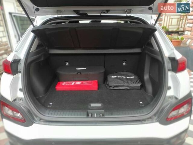 Белый Хендай Kona, объемом двигателя 0 л и пробегом 149 тыс. км за 17400 $, фото 9 на Automoto.ua