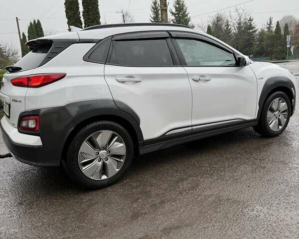 Білий Хендай Kona, об'ємом двигуна 0 л та пробігом 121 тис. км за 17500 $, фото 4 на Automoto.ua