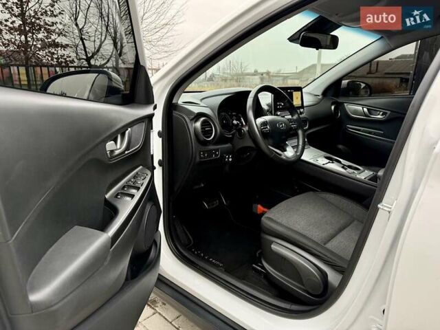 Белый Хендай Kona, объемом двигателя 0 л и пробегом 115 тыс. км за 17250 $, фото 45 на Automoto.ua